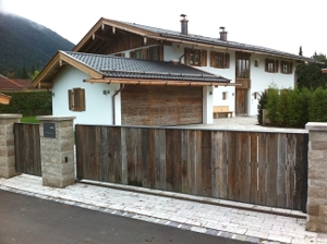 Garage - Sektionaltor mit Altholzverkleidung